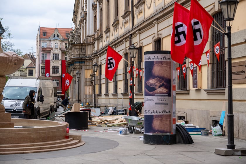 Plan zdjęciowy w okolicach Uniwersytetu Wrocławskiego. - Z uwagi na szczególne tło historyczne serialu (nazistowskie Niemcy lat 30. XX wieku), w przestrzeni miasta powstaną plany scenograficzne, uwzględniające określone znaki i symbole, charakterystyczne dla danego okresu historycznego, których nie należy w żaden sposób interpretować dosłownie – są jedynie dekoracją do filmu - informuje producent filmu